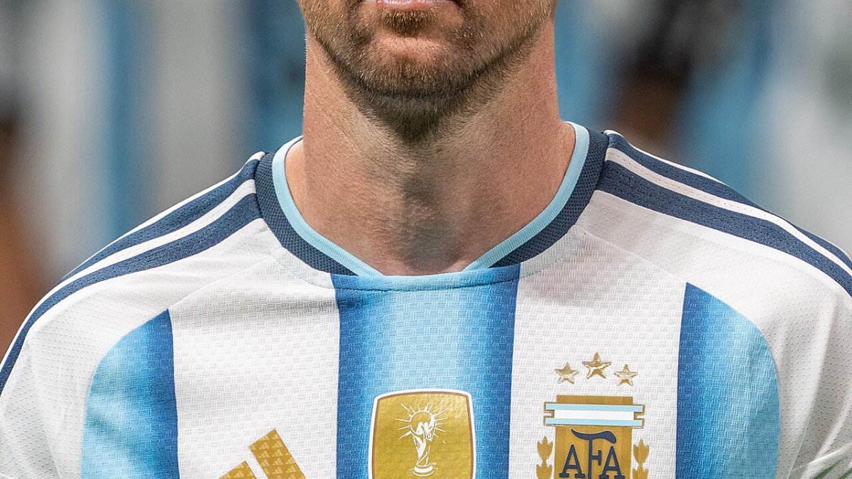 Messi in Argentina colours before a 2026 World Cup match against Egypt